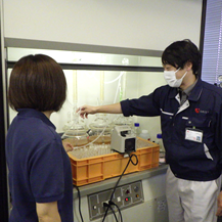 技術指導をする研究員